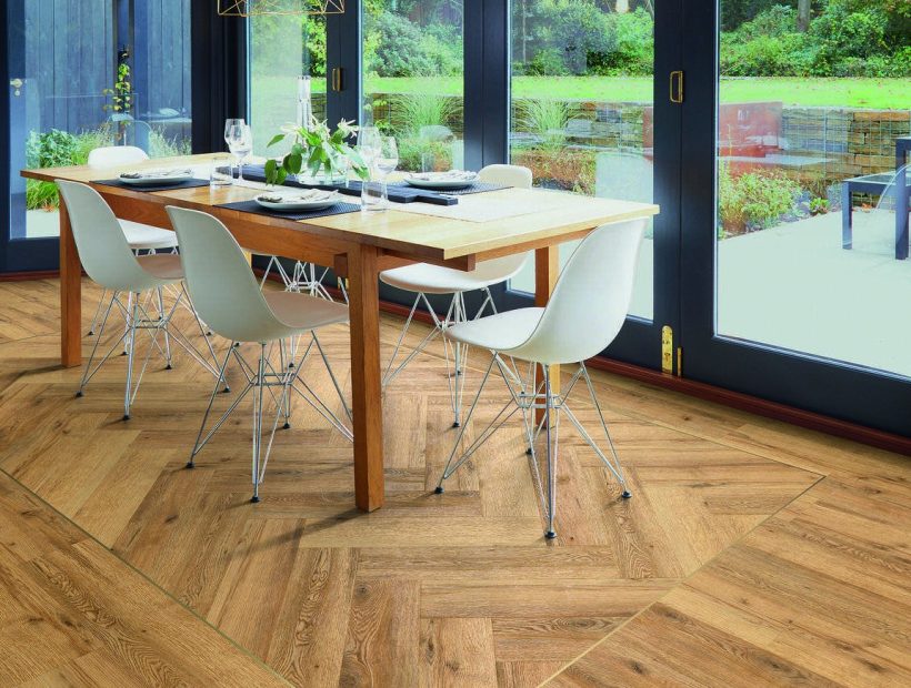 wykladzina-lvt-expona-parquet-w-jadalni-ze-stolem